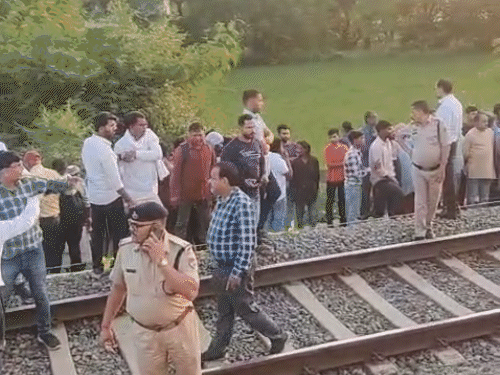 ट्रेन हादसे के बाद यात्रियों को बाहर सुरक्षित निकाला गया। हादसे वाली जगह पर यात्रियों की भीड़ जुटी रही।