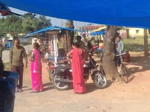 दुकानदार के कपड़े खींचकर ले गया।