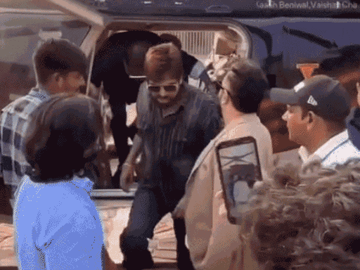 मीका सिंह के साथ कार्यक्रम में एंट्री लेते हुए हरियाणवी सिंगर मासूम शर्मा।