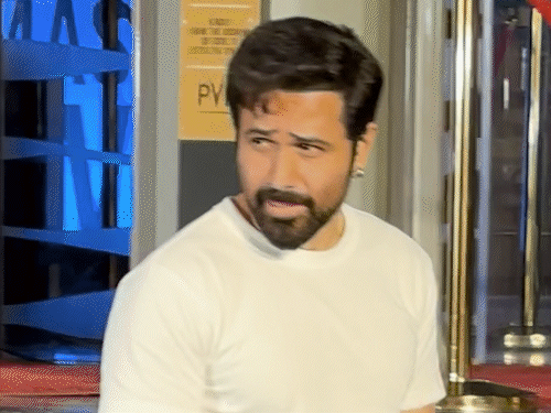 स्टाइलिश लुक में नजर आए फिल्म के हीरो इमरान हाशमी।