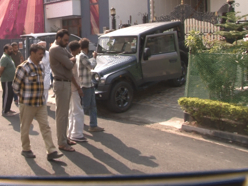 घटना में बाहर खड़ी थार गाड़ी का शीशा टूट गया।