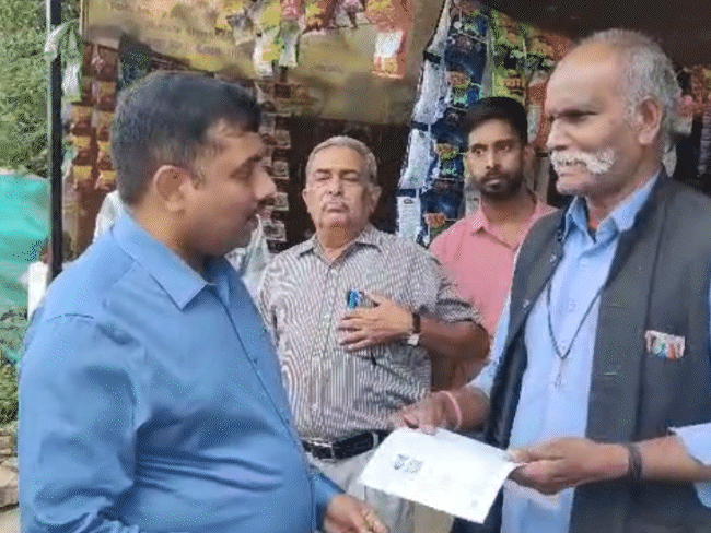 भोपाल में मंगलवार को कलेक्टर कौशलेंद्र विक्रम सिंह ने कई बूथ पर पहुंचकर मतदाताओं से चर्चा की थी।