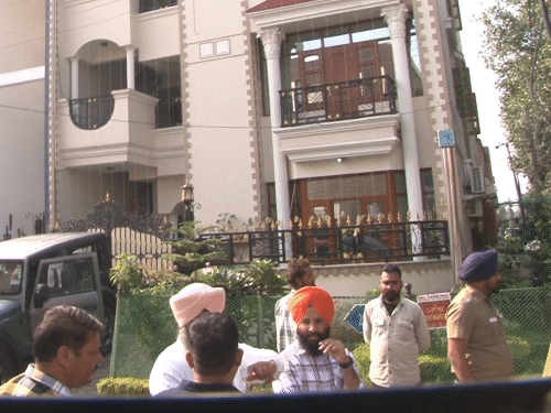 फायरिंग का पता चलते ही भारी संख्या में लोग जमा हो गए।