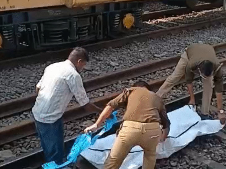 पुलिसवालों ने शवों के टुकड़ों को समेटकर पोस्टमॉर्टम के लिए भिजवाया।