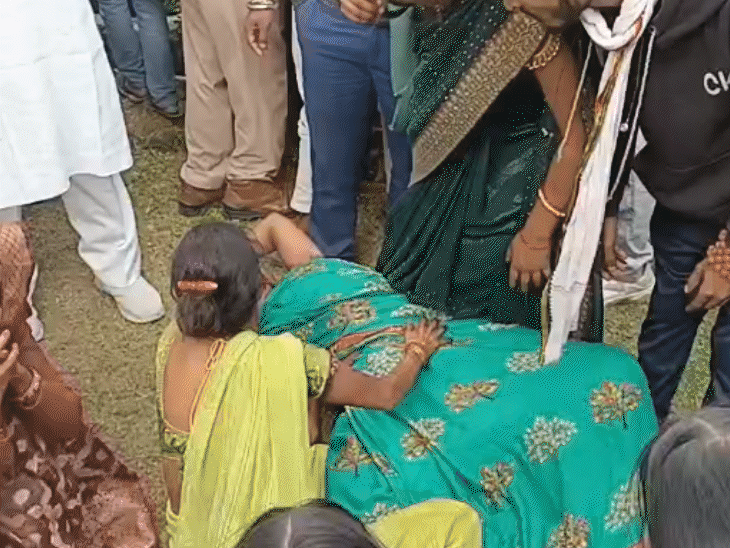 हादसे में मरने वालों के परिजन मौके पर पहुंचे। उनका रो-रोकर बुरा हाल हो गया। एक लड़की ने रोते हुए फोन करके घरवालों को हादसे के बारे में बताया।