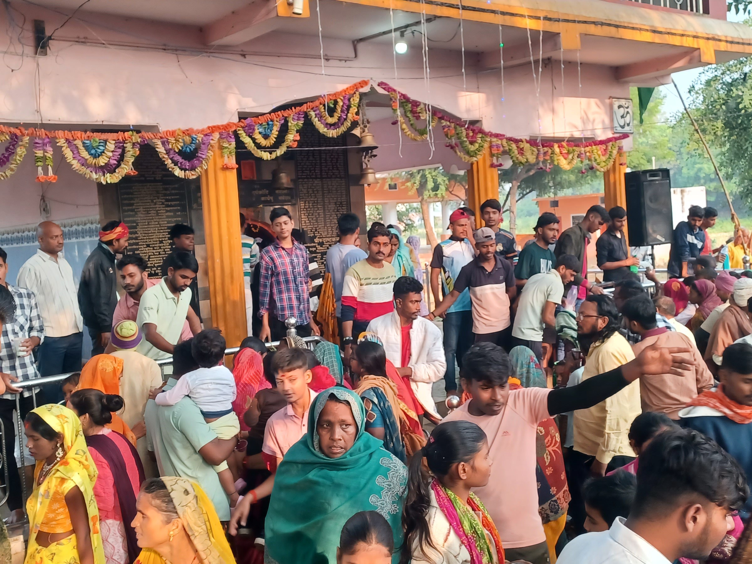 मंदिर में दवा पीने के लिए भक्त बड़ी संख्या में पहुंचे।