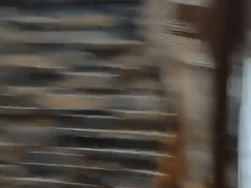 घटना के बाद घर के मेन गेट पर पड़ा टूटा तेजधार हथियार।