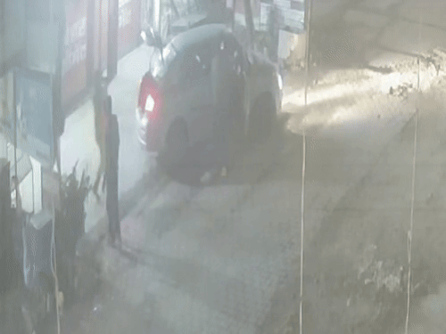 पंचकूला में दुकान से सामान चोरी कर ले जाते हुए युवक।