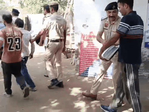 पुलिस की गिरफ्त में सभी आरोपी।