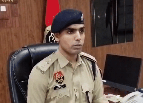 जानकारी देते सहायक पुलिस अधीक्षक आयुष यादव।