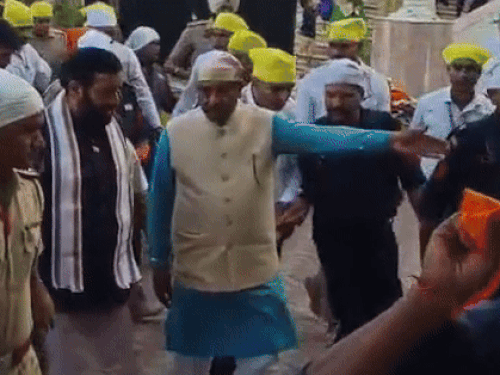 पंचकूला गुरुद्वारा नाडा साहिब में सीएम का स्वागत करते हुए कमेटी सदस्य।