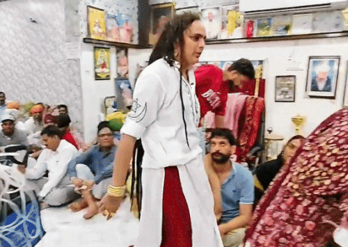 महिला को माथा टेकने के लिए कहता बाबा शिवम नाथ।