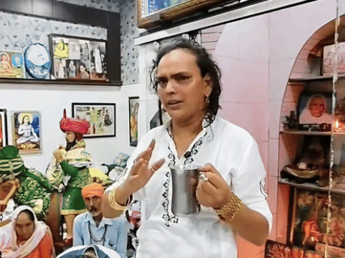 महिला की बीमारी के बारे में पूछता बाबा शिवम नाथ।