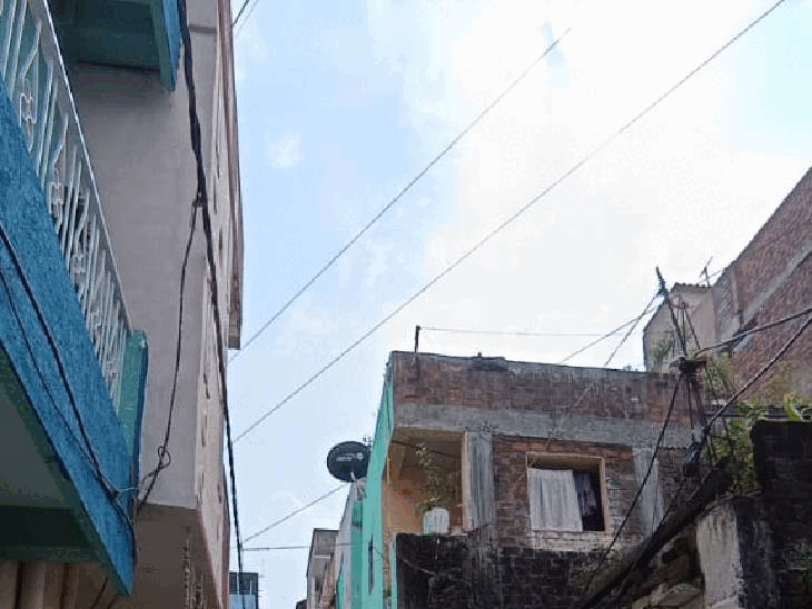 घरों के ऊपर से गुजरी इस हाईटेंशन लाइन की चपेट में आने से हुआ हादसा।