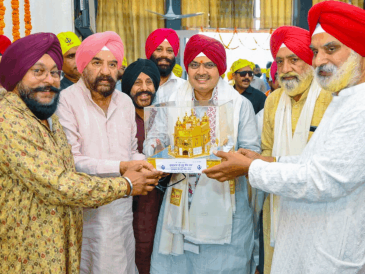 CM Bhajan Lal Sharma did langar service at the Gurudwara. | सीएम भजनलाल  शर्मा ने गुरुद्वारे में की लंगर सेवा: गुरुनानक देव जी के प्रकाश पर्व पर  मानसरोवर गुरुद्वारे ...