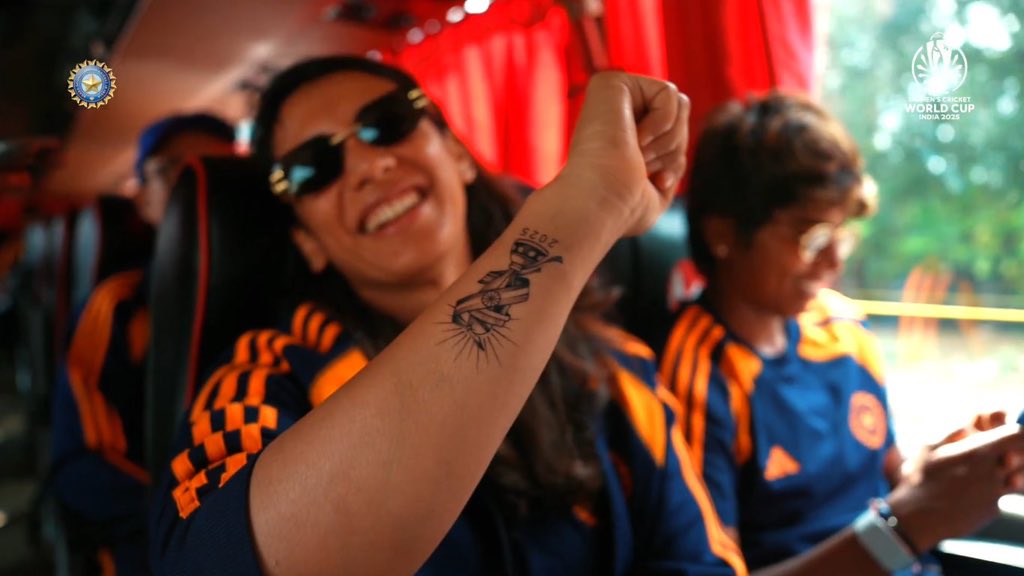 स्मृति मंधाना का यह ट्रैटू BCCI द्वारा पोस्ट किए गए एक वीडियो में दिखा।