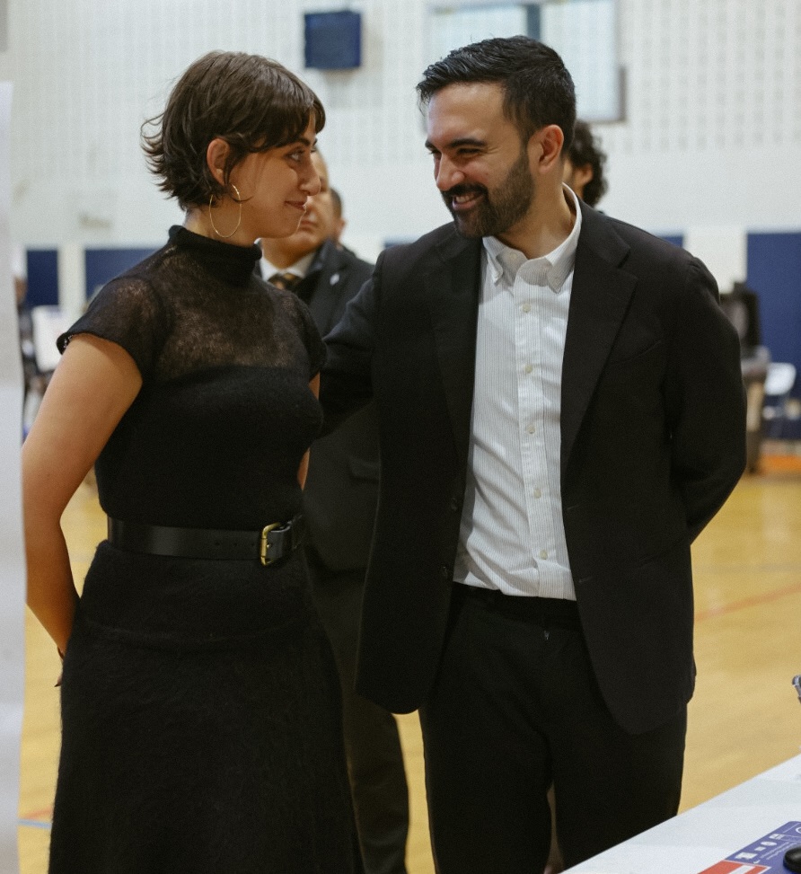 पत्नी रमा दुवाजी के साथ जोहरान ममदानी।