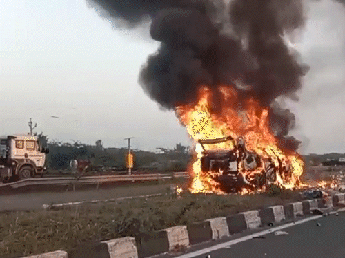 पाली जिला मुख्यालय से करीब 35 किमी दूर गुड़ा एंदला इलाके में नेशनल हाईवे पर मिनी ट्रक से टकराने के बाद स्कॉर्पियो में आग लग गई।