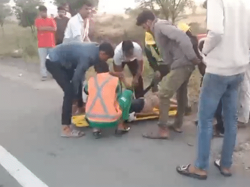 स्कॉर्पियो से टक्कर के बाद मिनी ट्रक का ड्राइवर घायल हो गया।