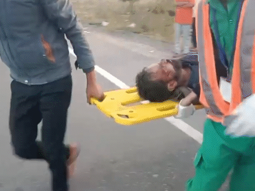 पाली के NH-162 पर बुधवार सुबह करीब 7 बजे हुए हादसे में घायल मिनी ट्रक ड्राइवर को रेस्क्यू टीम ने हॉस्पिटल पहुंचाया।