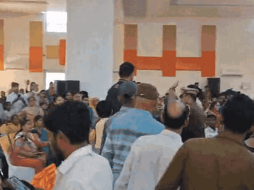 कार्यक्रम में धरमू को धक्के मारकर बाहर ले जाते हुए पुलिस।