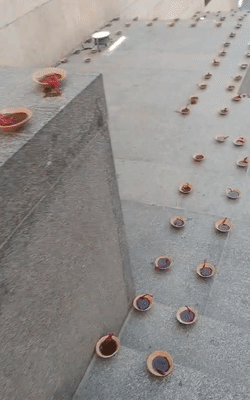 घाट की सीढ़ियों पर दीपों को सजाया गया है।