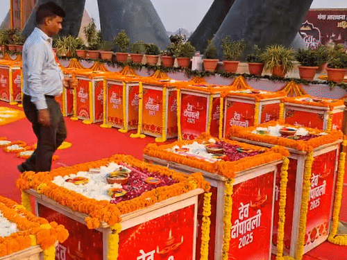 5.50 मिनट पर योगी आदित्यनाथ पहला दीप नमो घाट पर जलाएंगे।