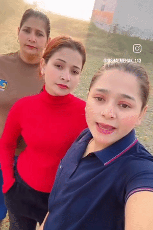 वीडियो में महक-परी कह रही हैं कि मौलाना लड़कियों को ताड़ने के लिए इंस्टाग्राम पर आया।