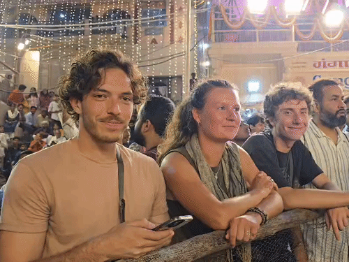 देव दीपावली देखने के लिए विदेशी पर्यटक भी घाटों पर मौजूद है।