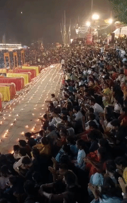 यह फोटो अस्सी घाट की है। जहां पर लोगों गंगा आरती में शामिल होने पहुंचे हैं।