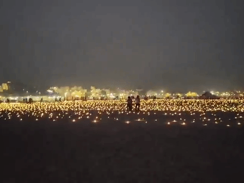 गंगा पार रेती पर दीप जला दिए गए है।