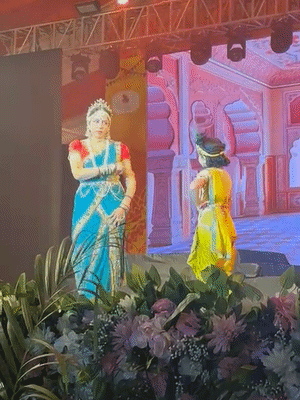 सांसद और पद्मश्री हेमा मालिनी ने प्रसिद्ध नृत्य नाटिका ‘यशोदा कृष्ण’ का मंचन किया।