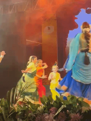 लगातार डेढ़ घंटे तक हेमा मालिनी ने नृत्य और अभिनय किया।