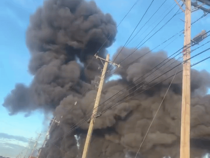 हादसे के बाद इलाके में काले धुएं का बादल बन गया।