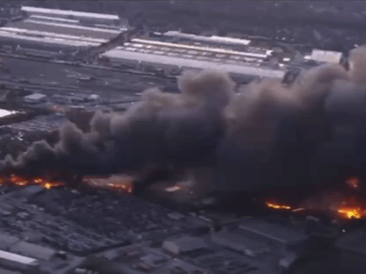 प्लेन के क्रैश होते ही आसपास के इलाके में आग लग गई।