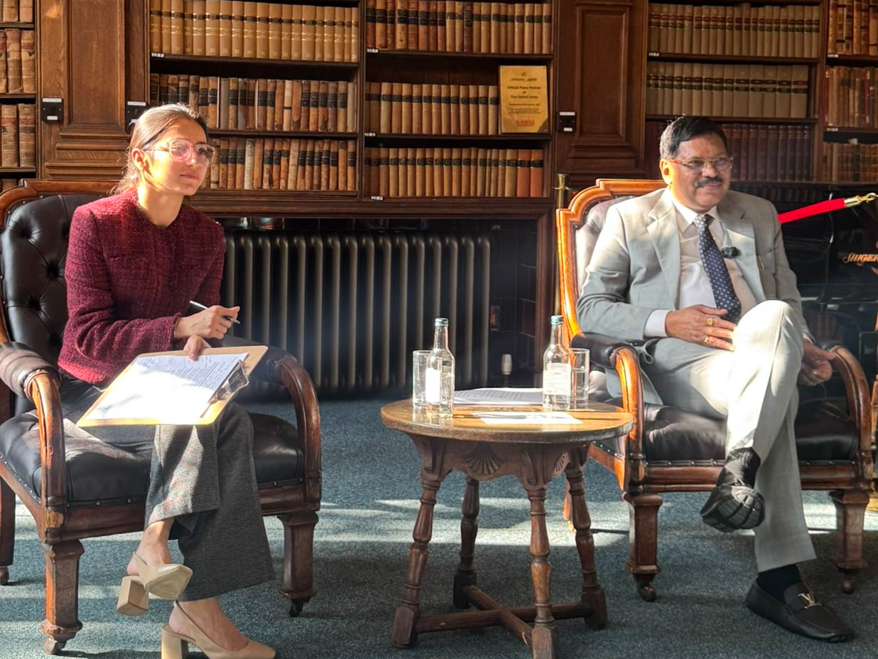 सीजेआई बीआर गवई ने ऑक्सफोर्ड यूनियन में 'फ्रॉम रिप्रेजेन्टेशन टू रिअलाइजेशन एम्बॉडिइंग द कॉन्स्टिटूशन्स प्रॉमिस' सब्जेक्ट पर बोल रहे थे।