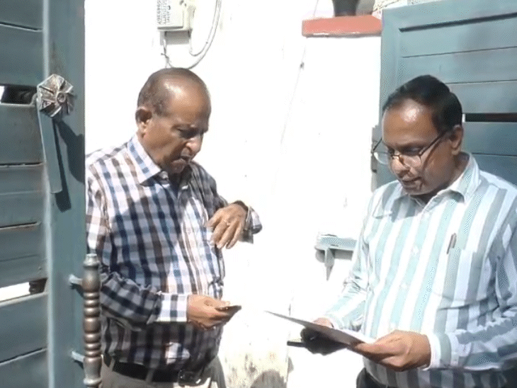 पहले दिन मतदाताओं से जानकारी लेते तहसीलदार हर्षविक्रम सिंह।