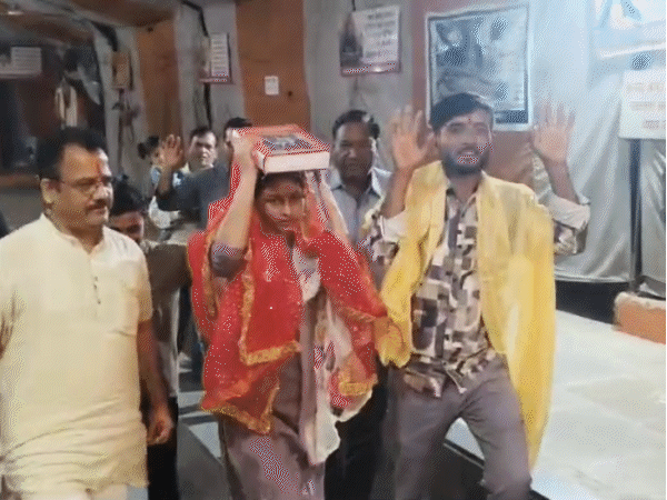 कपल शादी के बाद श्री रामचरितमानस को सिर पर रखकर चला।