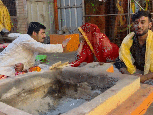 वंशिका और विशाल की शादी हरिहर मिलन दिवस के अवसर पर महादेवगढ़ में हुई।