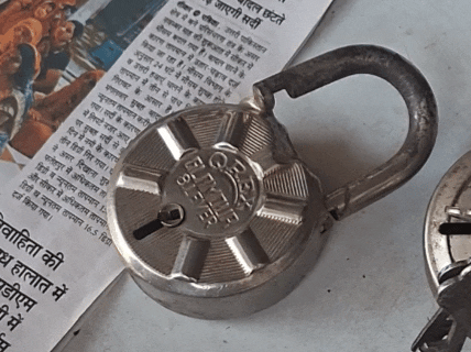 चोरों ने दुकान के ताले तोड़कर वारदात की।