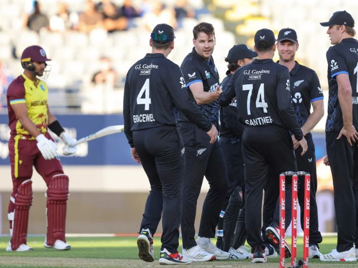 विकेट की खुशी मनाते न्यूजीलैंड के खिलाड़ी।