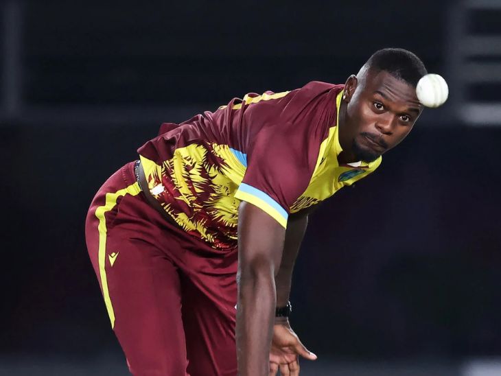 जैडन सील्स ने 3 विकेट लिए।