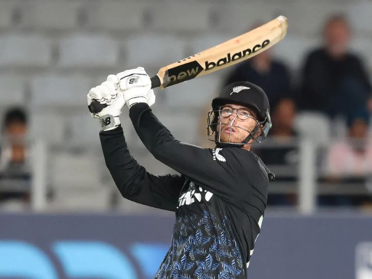 मिचेल सैंटनर ने 55 रन बनाए।