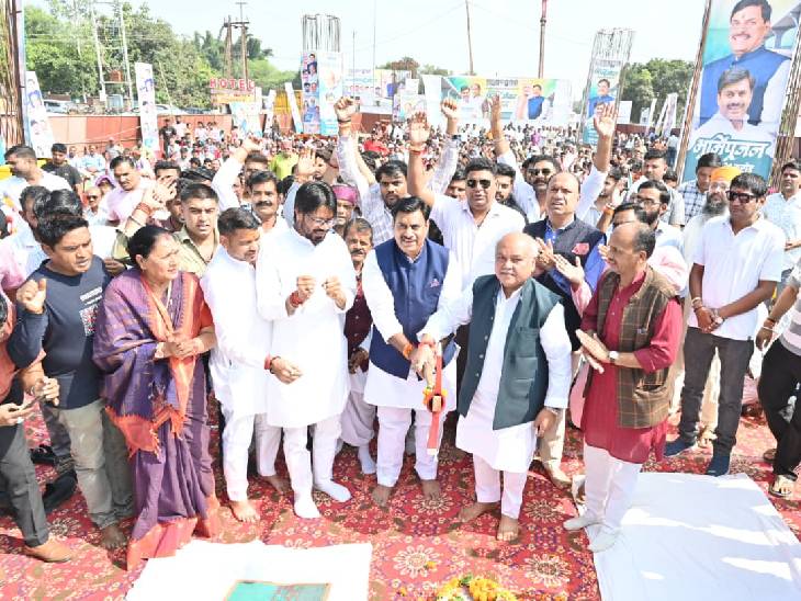 फ्लाइओवर के लिए भूमिपूजन करते विधानसभा अध्यक्ष नरेंद्र सिंह तोमर और विधायक रामेश्वर शर्मा।