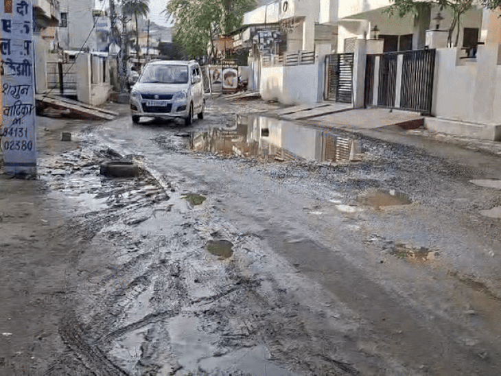 बेदला-बड़गांव की इस सड़क की बदसूरत तस्वीर देखिए।