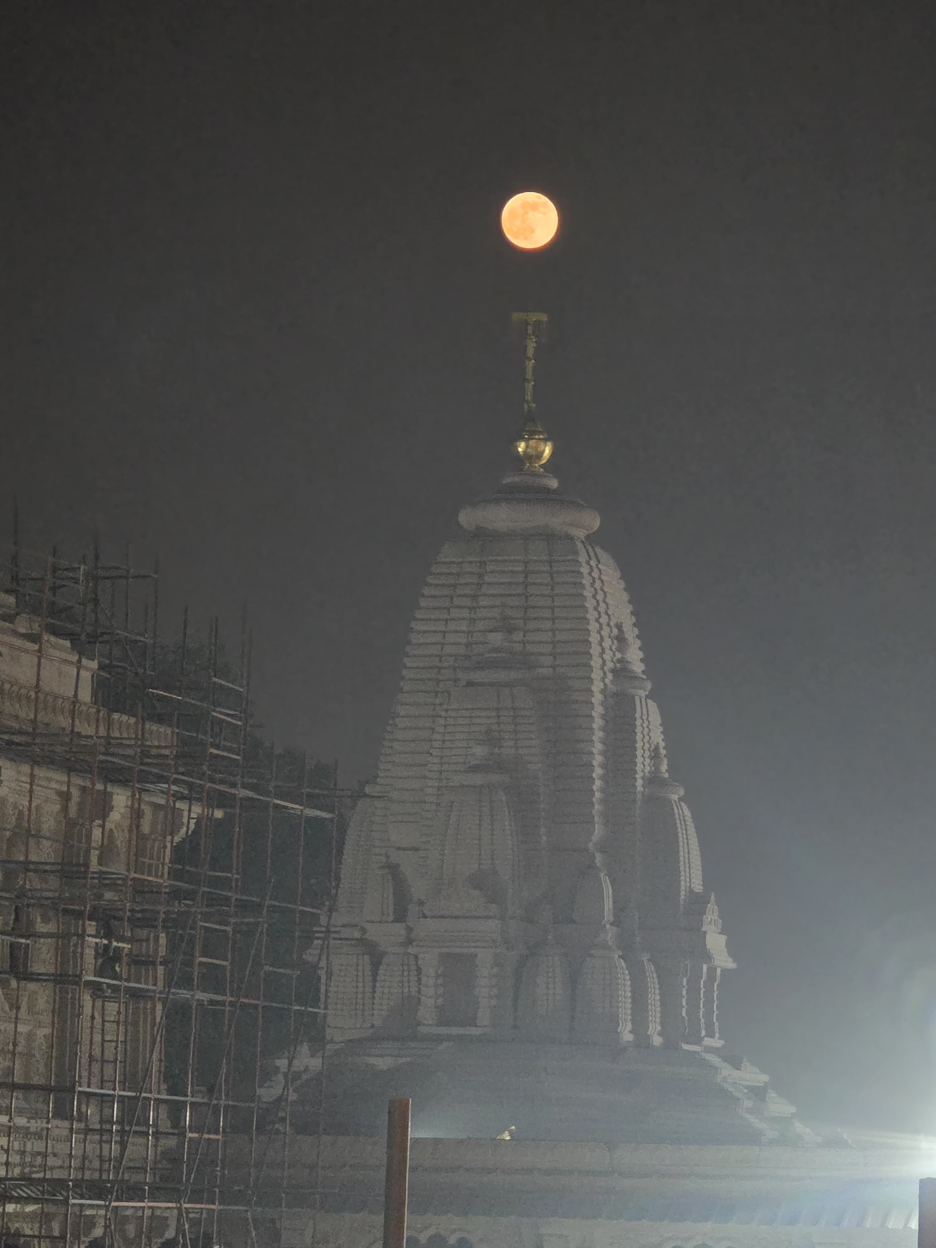 कार्तिक पूर्णिमा के मौके पर अयोध्या राममंदिर में अद्भुत चांद देखने को मिला।