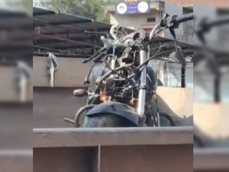 टक्कर इतनी तेज थी कि बाइक का आगे का हिस्सा पूरी तरह क्षतिग्रस्त हो गया।