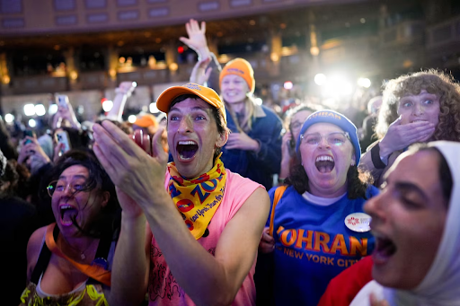 जोहरान ममदानी की जीत के बाद जश्न मनाते हुए उनके समर्थक।