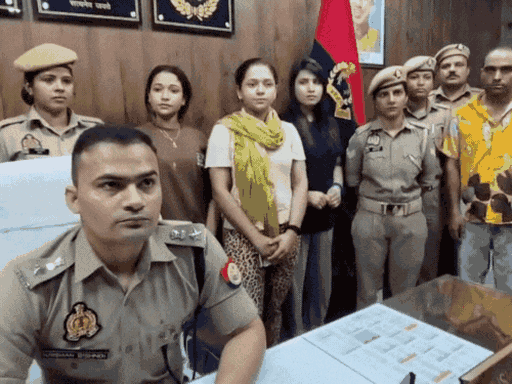 जुलाई में दोनों बहनों को गिरफ्तार किया गया था। हालांकि, दोनों को जमानत भी मिल गई थी।