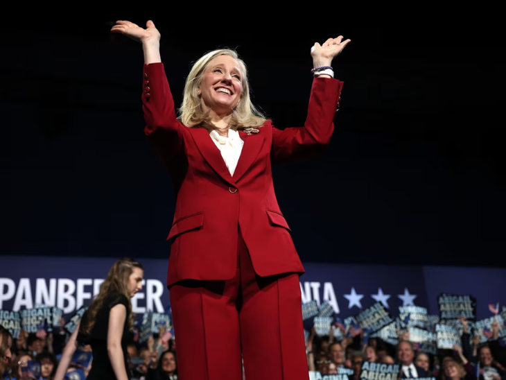 स्पैनबर्गर पूर्व CIA अधिकारी और तीन बार की कांग्रेस सदस्य हैं।